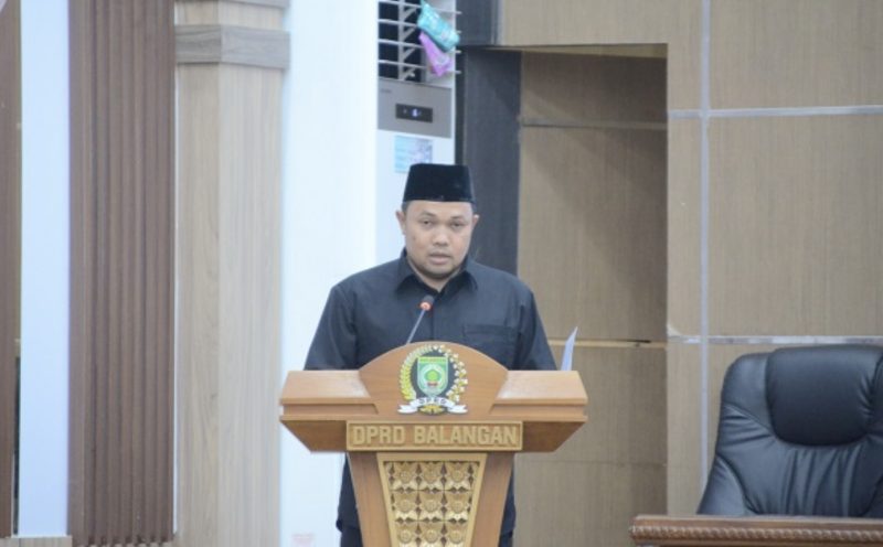 Perwakilan fraksi DPRD, H Muhammad Hayatuddin, dalam rapat paripurna penyampaian terhadap Rancangan Peraturan Daerah (Raperda) Anggaran Pendapatan dan Belanja Daerah (APBD) Tahun Anggaran 2026 serta lima raperda lainnya yang diajukan Pemerintah Kabupaten Balangan.  (Foto: Istimewa)