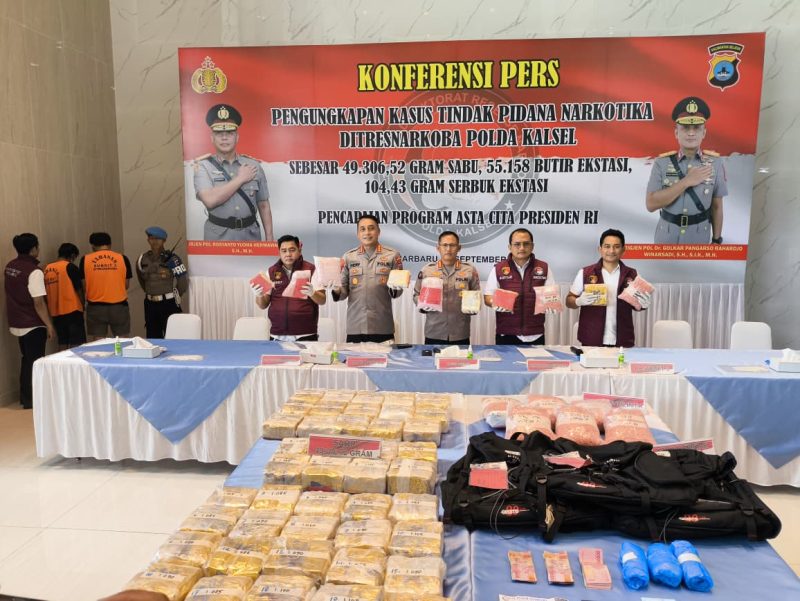 Barang bukti sabu dan ekstasi beserta kedua tersangka yang dihadirkan saat konferensi pers di Mapolda Kalsel. (Foto: Istimewa)
