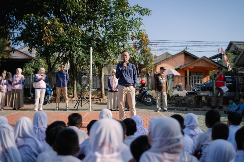 Manager PLN UP2B Kalselteng, Indrayadi, memberikan edukasi bahaya listrik dan pentingnya literasi kepada siswa SDN 005 Sungai Besar dalam kegiatan Berbagi Buku, Berbagi Ilmu, (2/9).