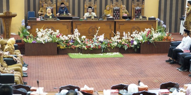 Bupati Andi Rudi Latif menyampaikan jawaban terhadap Pemandangan Umum Fraksi-Fraksi DPRD tentang Rancangan Peraturan Daerah (Raperda) Kerjasama Daerah. (Foto: Istimewa)