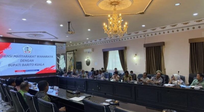 Audiensi plasma sawit menghadirkan perwakilan Pengadilan Negeri Marabahan Kelas II sebagai mediator ini membahas permasalahan plasma sawit di Desa Surya Kanta dan Desa Sumber Rahayu. (Foto: Istimewa)