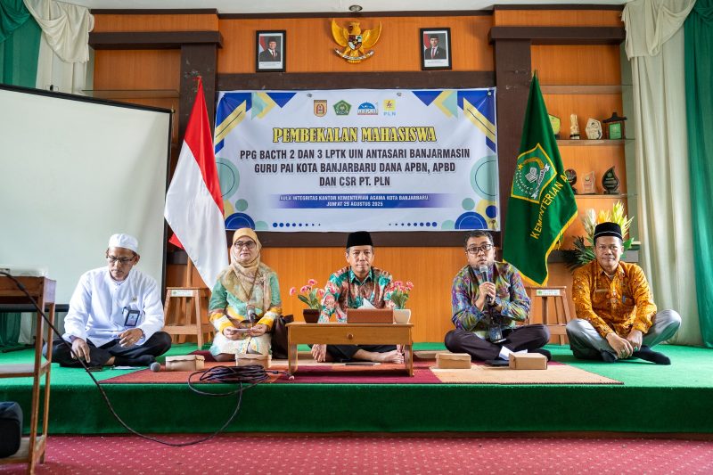 Peserta PPG Dalam Jabatan bagi Guru PAI Kota Banjarbaru berfoto bersama narasumber seusai kegiatan pembekalan yang berlangsung di Aula Kemenag Kota Banjarbaru. (Foto: Istimewa)