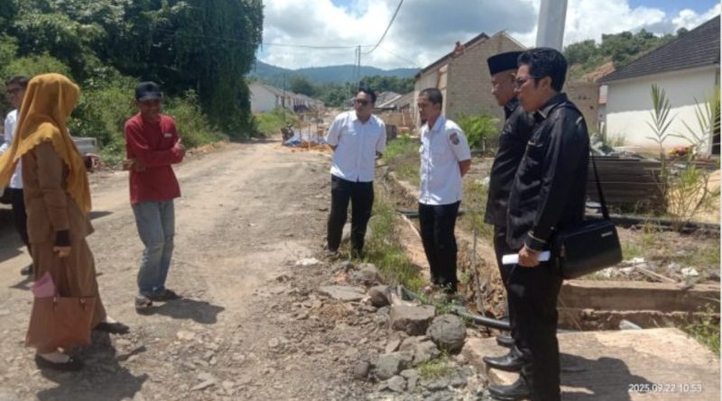 Komisi III DPRD Kotabaru meninjau lokasi titik banjir di jalan utama, Desa Sungai Taib, Kecamatan Pulau Laut Utara Kotabaru. (Foto: Istimewa)