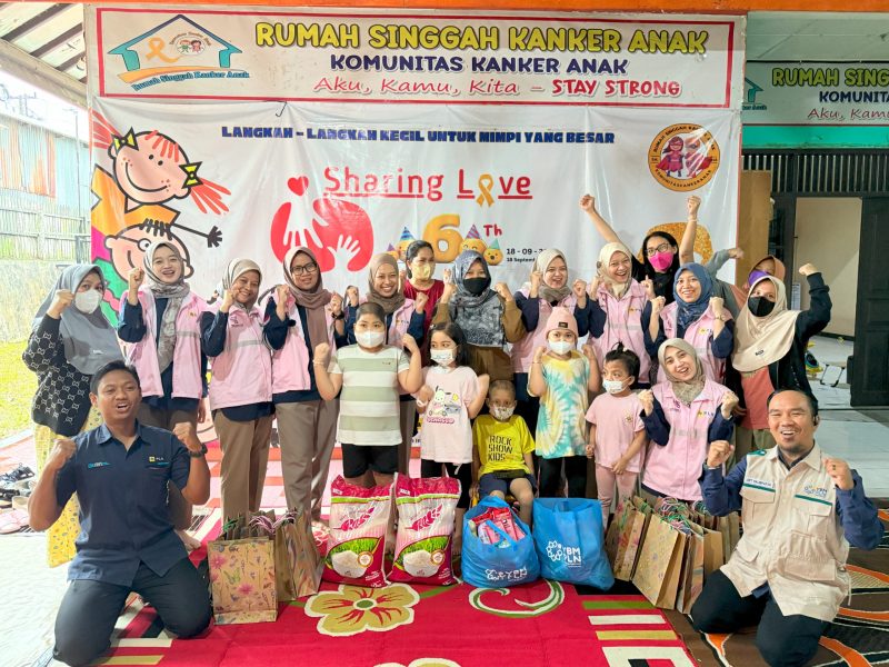 Tim dari PLN UPT Balikpapan yang terdiri dari YBM PLN dan Srikandi PLN berfoto bersama pengelola serta anak-anak Rumah Kanker Anak usai penyerahan bantuan makanan bergizi.