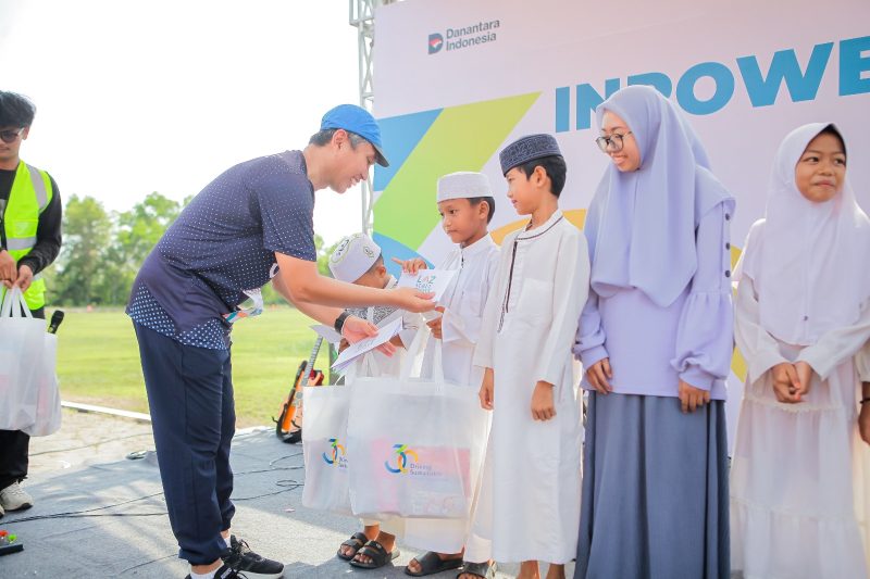 PLN Indonesia Power UBP Barito bersama LAZ Nurul Firdaus melaksanakan aksi sosial berupa penyaluran santunan uang tunai dan 50 paket bingkisan belajar. (Foto: Istimewa)