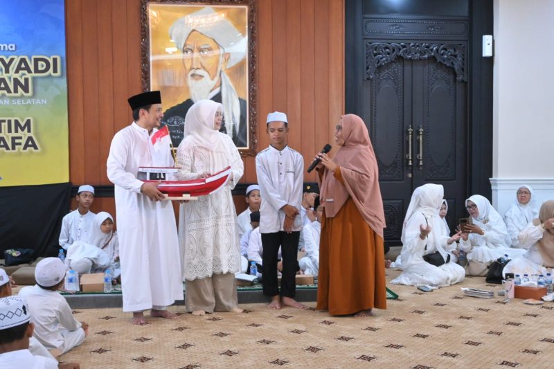 Momen Wakil Gubernur Kalimantan Selatan, Hasnuryadi Sulaiman mendapat hadiah istimewa, sebuah kapal kayu mini berbendera Merah Putih. (Foto: Istimewa)