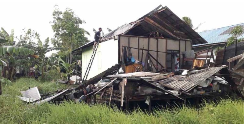 Kondisi rumah warga yang rusak parah akibat diterjang angin puting beliung di Desa Desa Pati Muhur Baru Kabupaten Barito Kuala. (Foto: Istimewa)