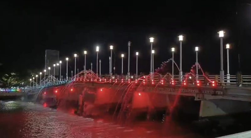 Air mancur menari di atas Jembatan Pasar lama yang menjadi daya tarik warga Banjarmasin diharapkan terus bisa menyala setiap malam. (Foto: Istimewa)
