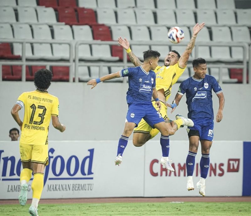 Renan Alves pemain Barito Putera harus berduel dengan dua pemain PSIS Semrang untuk merebut bola. (Foto: Baritoputeraofficial/istimewa)