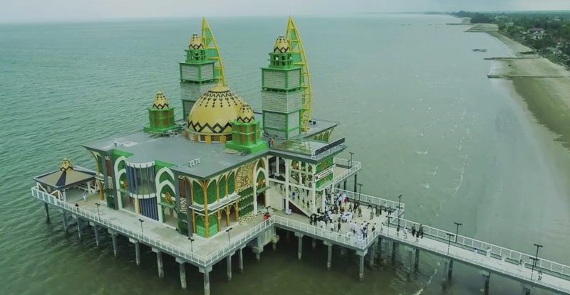 Penampakan Masjid Apung Ziyadatul Abrar di Pantai Siring Pagatan, Kusan Hilir.  (Foto: Istimewa)