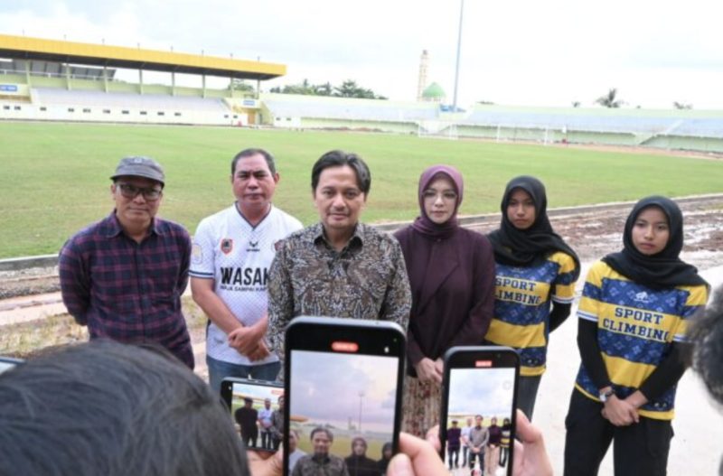 Wakil Gubernur Kalimantan Selatan (Kalsel) Hasnuryadi Sulaiman mengapresiasi pencapaian atlet Federasi Panjat Tebing Indonesia (FPTI) Kalsel yang meraih medali di ajang Pekan Olahraga Mahasiswa Nasional (POMNAS) XIX. (Foto: Istimewa)