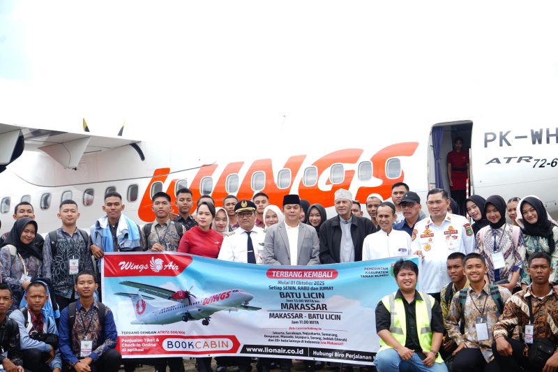 Antusiasme masyarakat menyambut pembukaan rute penerbangan perdana Batulicin–Makassar langsung terlihat sejak hari pertama. (Foto: Istimewa)