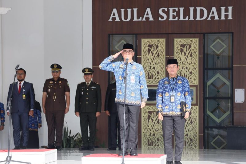 Sekretaris Daerah (Sekda) Barito Kuala, H. Zulkipli Yadi Noor, bertindak sebagai pembina upacara peringatan Hari Kesaktian Pancasila tahun 2025 di halaman Kantor Bupati Barito Kuala. (Foto: Istimewa)