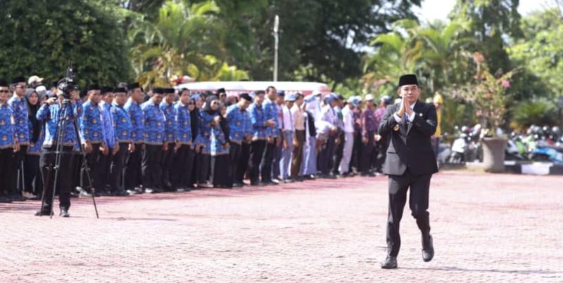 Bupati Andi Rudi Latif mengapresiasi seluruh peserta, upacara Hari Kesaktian Pancasila berjalan khidmat yang berlangsung di halaman Kantor Bupati Tanah Bumbu, Jalan Dharma Praja, Gunung Tinggi. (Foto: Istimewa)
