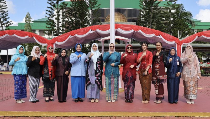 Ketua TP PKK Tanah Bumbu, Andi Irmayani Rudi Latif, turut hadir dalam upacara Hari Kesaktian Pancasila dengan Inspektur Upacara Bupati Tanah Bumbu, Andi Rudi Latif. (Foto: Istimewa)
