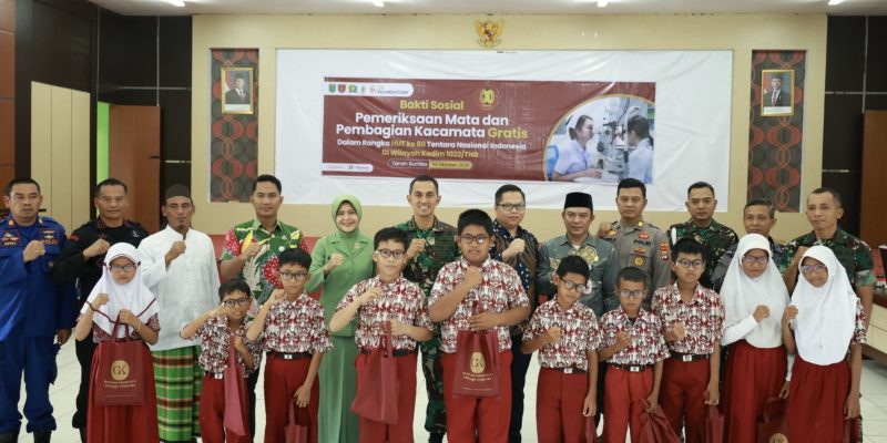 Kodim 1022/Tanah Bumbu berkolaborasi dengan Pemerintah Kabupaten Tanah Bumbu, dan GK Foundation menggelar kegiatan Bakti Sosial (Baksos) berupa pemeriksaan mata dan pemberian kacamata gratis. (Foto: Istimewa)