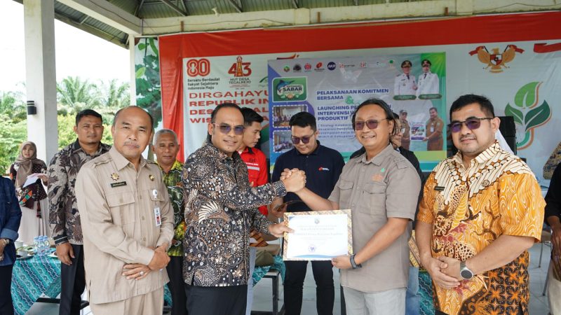 Komitmen bersama dan launching pelaksanaan intervensi warga miskin produktif untuk mempercepat pengetasan kemiskinan, dengan sinergi data, perluasan kesempatan kerja dan pemberdayaan ekonomi. (Foto: Istimewa)