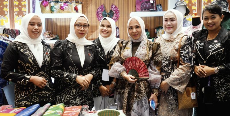 Kabupaten Tanah Bumbu (Tanbu) menegaskan komitmennya dalam memajukan UMKM berbasis budaya dengan memamerkan produk kriya unggulan mereka di ajang International Handicraft Trade Fair (INACRAFT) 2025. (Foto: Istimewa)