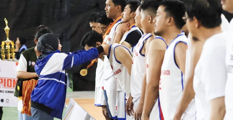 Sekretaris Daerah (Sekda) Yulian Herawati menutup secara resmi Kejurkab Basketball League Kabupaten Tanah Bumbu Tahun 2025 di Lapangan Basket Hutan Kota Batulicin. (Foto: Istimewa)