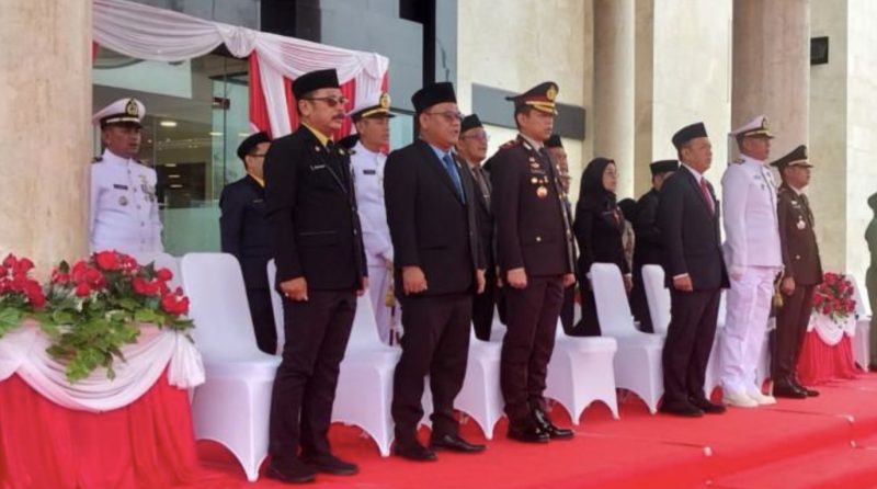 Upacara peringatan Hari Ulang Tahun Tentara Nasional Indonesia (TNI) ke-80 yang digelar di halaman Kantor Bupati Kotabaru di Sebelimbingan. (Foto: Istimewa)