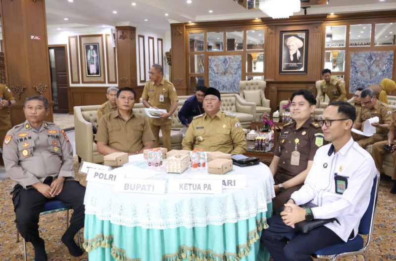 Bupati Barito Kuala (Batola) H Bahrul Ilmi bersama para undangan mengikuti Rapat Koordinasi Pengendalian Inflasi Tahun 2025. (Foto: Istimewa)