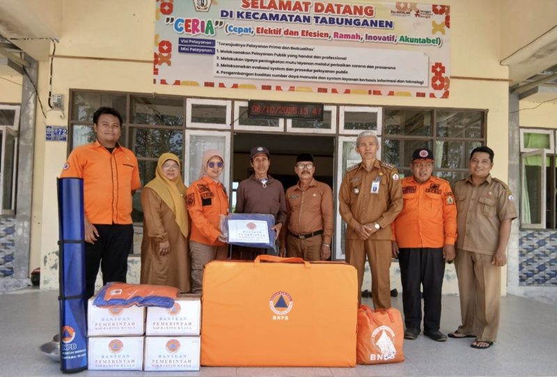 Penyaluran bantuan logistik bagi korban kebakaran rumah warga di Desa Pemurus, Kecamatan Tabunganen yang diserahkan oleh Badan Penanggulangan Bencana Daerah (BPBD) Kabupaten Barito Kuala. (Foto: Istimewa)