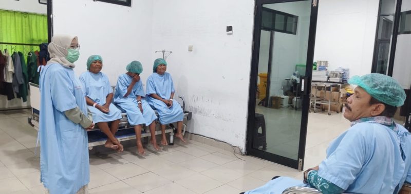 Dinas Kesehatan Kabupaten Barito Kuala bersama RSUD H Abdul Aziz Marabahan melaksanakan kegiatan lanjutan operasi katarak kepada warga. (Foto: Istimewa)