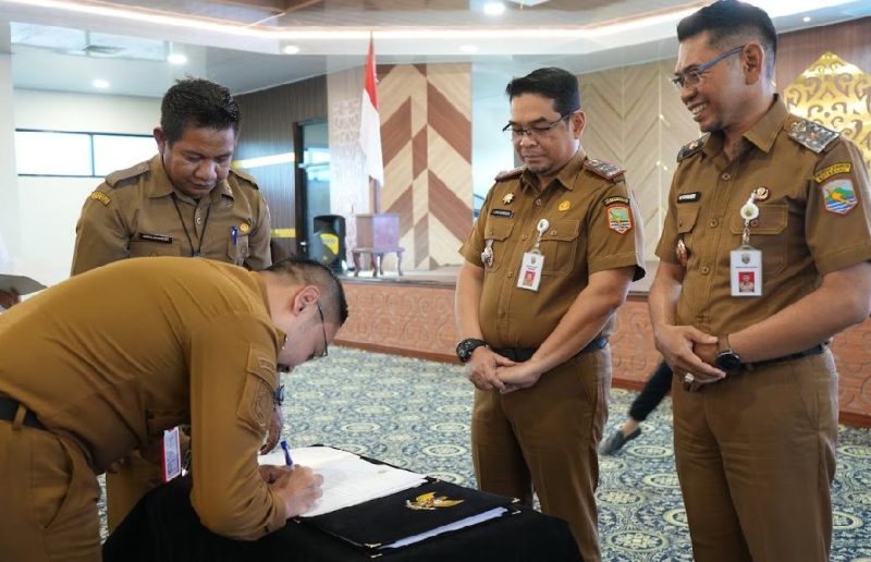 Pemerintah Kabupaten Kotabaru menggelar penandatanganan komitmen bersama Kepala Satuan Perangkat Daerah (SKPD) dan Camat dalam penyelesaian Tindak Lanjut Rekomendasi Hasil Pemeriksaan (TLRHP) BPK Semester II. (Foto: Istimewa)