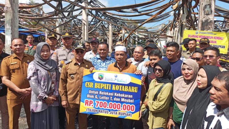 Bupati Kotabaru H.Muhammad Rusli,  menyampaikan rasa duka sekaligus menyerahkan bantuan CSR Bank Kalsel kepada 167 kios pedagang terdampak, berupa uang senilai total Rp. 700 juta. (Foto: Istimewa)