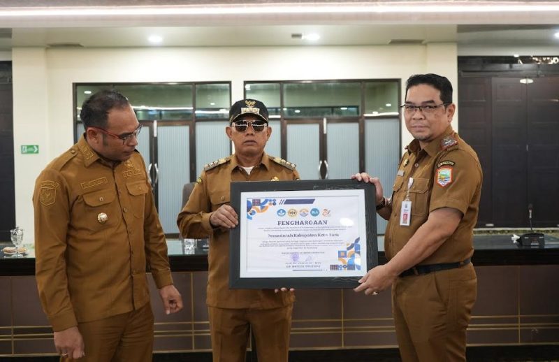 Pemerintah Kabupaten Kotabaru menerima penghargaan dari Universitas Lambung Mangkurat (ULM) atas kontribusi dan dukungan strategis dalam Program Studi Diluar Kampus Utama (PSDKU). (Foto: Istimewa)