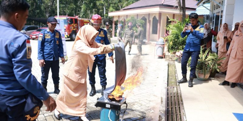 Dharma Wanita Persatuan (DWP) Kabupaten Tanah Bumbu menggelar pertemuan rutin bulanan yang diisi dengan sosialisasi pencegahan kebakaran. (Foto: Istimewa)
