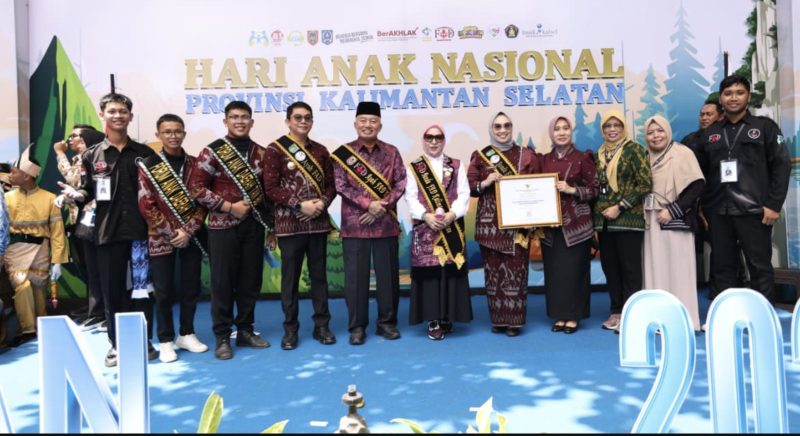 Bupati Tanah Bumbu, Andi Rudi Latif, bersama istri, Andi Irmayani Rudi Latif, resmi dikukuhkan sebagai Ayah dan Bunda Forum Anak Daerah (FAD) Kabupaten Tanah Bumbu. (Foto: Istimewa)