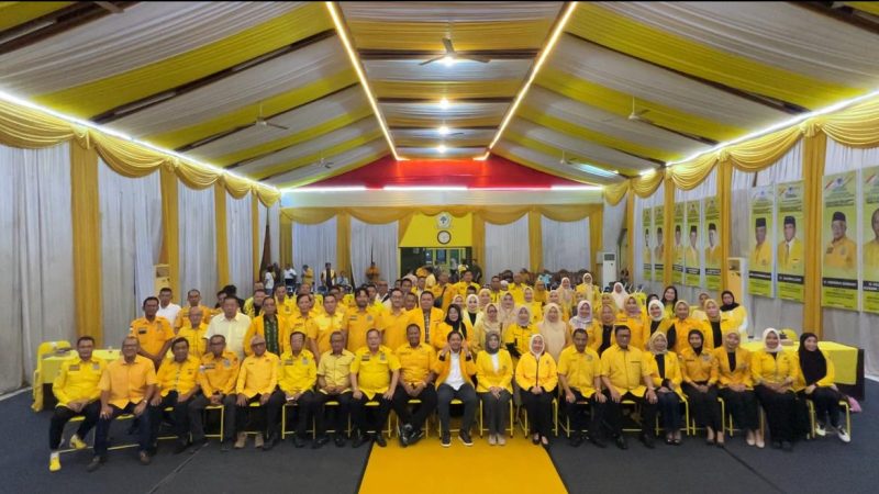 Jajaran pengurus DPD Partai Golkar Kalsel berfoto bersama usai menggelar rapat pleno pertama di kantor DPD Partai Golkar Kalsel. (Foto: wasaka.id)