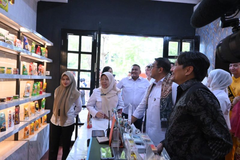 Wakil Gubernur Kalimantan Selatan, Hasnuriyadi Sulaiman mendampingi Menteri Pariwisata dan Ekonomi Kreatif Republik Indonesia, Teuku Riefky Harsya. (Foto: Istimewa)