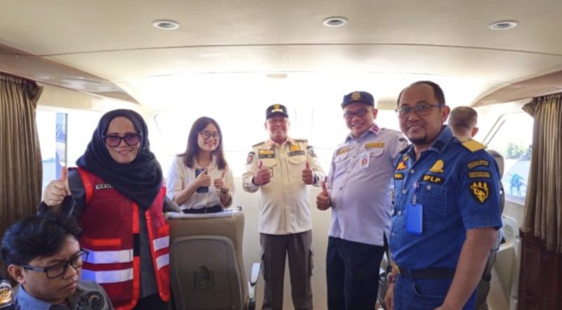 Bupati Barito Kuala (Batola) H Bahrul Ilmi bersama Kepala Distrik Navigasi Banjarmasin Hendaviny Kartomo beserta jajaran KSOP melakukan kegiatan susur Sungai Barito untuk memperkuat pengawasan aktivitas di perairan. (Foto: Istimewa)