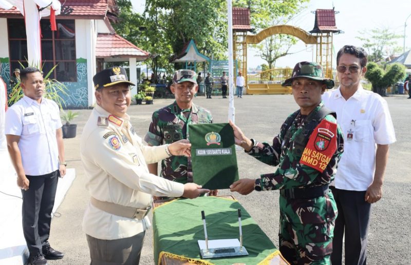 Bupati Barito Kuala, H. Bahrul Ilmi, secara resmi membuka kegiatan TNI Manunggal Membangun Desa (TMMD) ke-126 yang berlangsung di Desa Tumih, Kecamatan Wanaraya. (Foto: Istimewa)