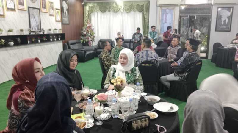 Ketua DPRD Balangan, Hj. Linda Wati, saat menghadiri malam kenal pamit Letkol Inf Endra Retno Erowanto sebagai Dandim yang baru menggantikan Letkol Kavaleri Gunantyo Ady Wiryawan, S.HUB. INT.(Foto: Istimewa)
