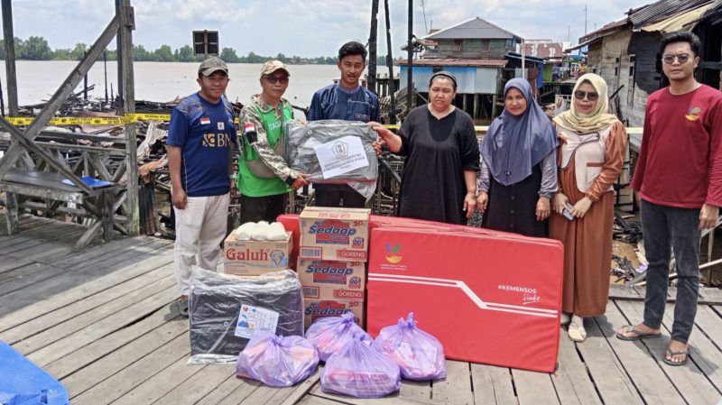 Dinas Sosial Kabupaten Barito Kuala menyalurkan bantuan logistik bagi korban bencana kebakaran di Desa Sungai Seluang Kecamatan Belawang.  (Foto: Istimewa)