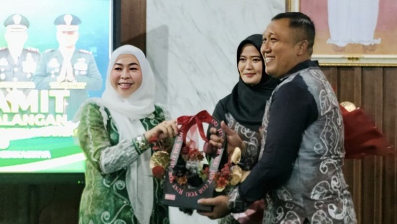 Ketua DPRD Balangan, Hj Linda Wati memberikan kenang-kenangan kepada Mantan Dandim 1001 HSU/Balangan, Letkol Kav Gunantyo Ady Wiryawan. (Foto: Istimewa)
