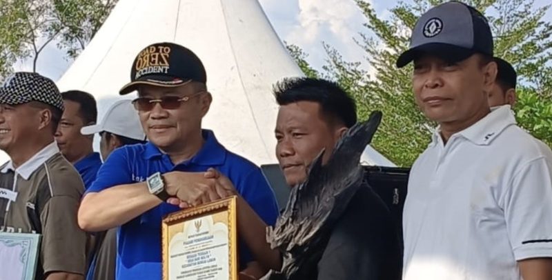 Penyerahkan Penghargaan Adipura Lokal Tingkat Kabupaten Tanah Bumbu dalam rangkaian kegiatan “Aksi Sinergitas Merah Putih, Aksi Pelayanan Publik”. (Foto: Istimewa)