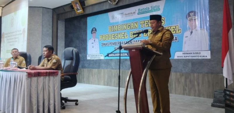 Bupati Barito Kuala, H Bahril Ilmi, membuka Bimtek Penyusunan Profil Desa dan Kelurahan (PRODESKEL) dan Evaluasi Perkembangan Desa san Kelurahan (EPDESKEL), di Hotel Rodhita Banjarmasin. (Foto: Istimewa)