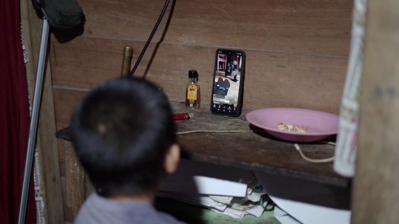 Anak-anak di Papagaran kini bisa belajar dan mengakses informasi lewat perangkat digital berkat kehadiran listrik yang stabil. (Foto: Istimewa)