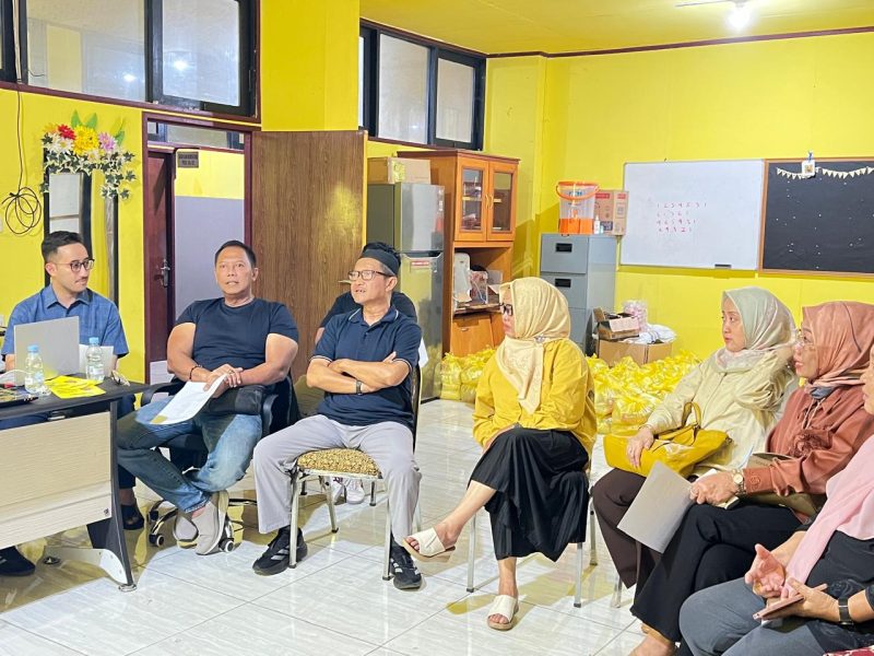 Rapat persiapan pembagian sembako gratis kepada warga kurang mampu dalam rangka HUT ke-61 Partai Golkar. (Foto : wasaka.id)