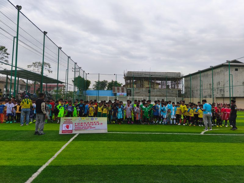 Anak-anak dari berbagai sekolah dasar di Kecamatan Pontianak Utara antusias mengikuti pembukaan Turnamen Mini Soccer Usia Dini Camat Cup 2025 yang digelar oleh PLN UPT Pontianak bekerja sama dengan Kecamatan Pontianak Utara dalam rangka memperingati Hari Kesaktian Pancasila dan Hari Jadi Kota Pontianak ke-254.