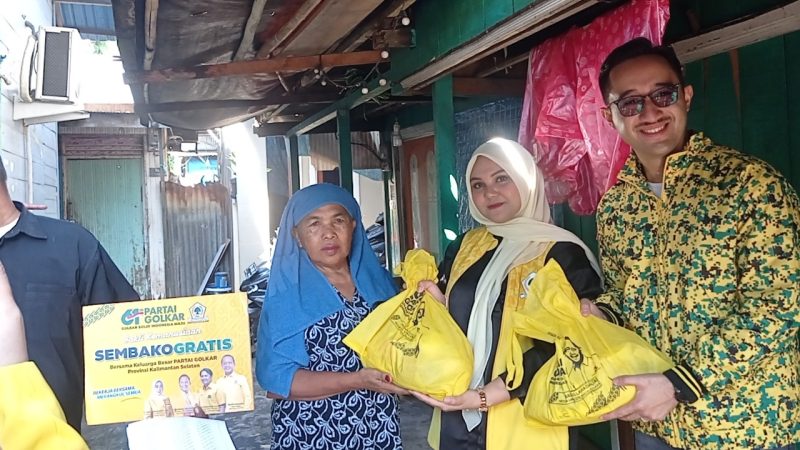 Jubaidah warga Teluk Tiram yang menerima langsung bantuan paket sembako gratis dari DPD Partai Golkar Kalsel. (Foto: wasaka.id)
