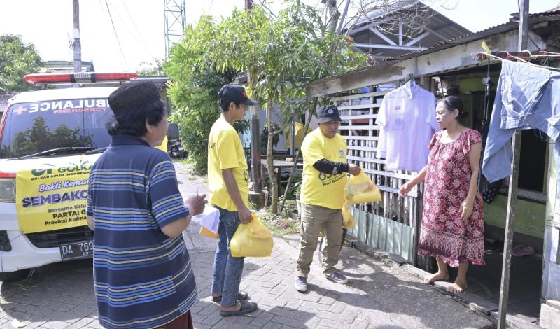 Pembagian sembako gratis ke masyarakat kurang mampu di hari ke dua dalam rangka memperingati HUT ke-61 Partai Golkar. (Foto: Istimewa)