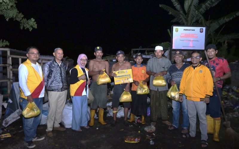 Pembagian sembako gratis dari partai Golkar Kalsel yang disalurkan oleh Bidang Media dan Penggalangan Opini dalam rangka HUT ke-61 Partai Golkar. (Foto: Istimewa)