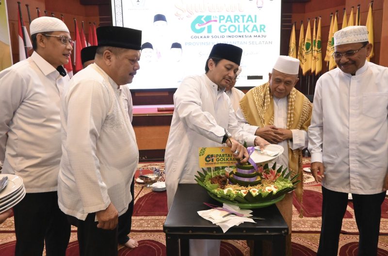 Ketua DPD Partai Golakr Kalsel, Hasnuryadi Sulaiman memotong tumpneg dalam rangka syukuran HUT ke-61 Partai Golkar. (Foto : wasaka.id)