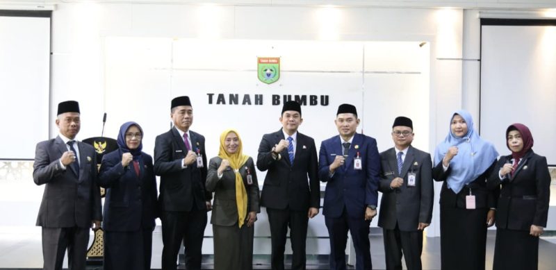 Bupati Andi Rudi Latif, kembali melakukan rotasi dan pelantikan pejabat struktural di lingkungan Pemerintah Kabupaten Tanah Bumbu. (Foto: Istimewa)