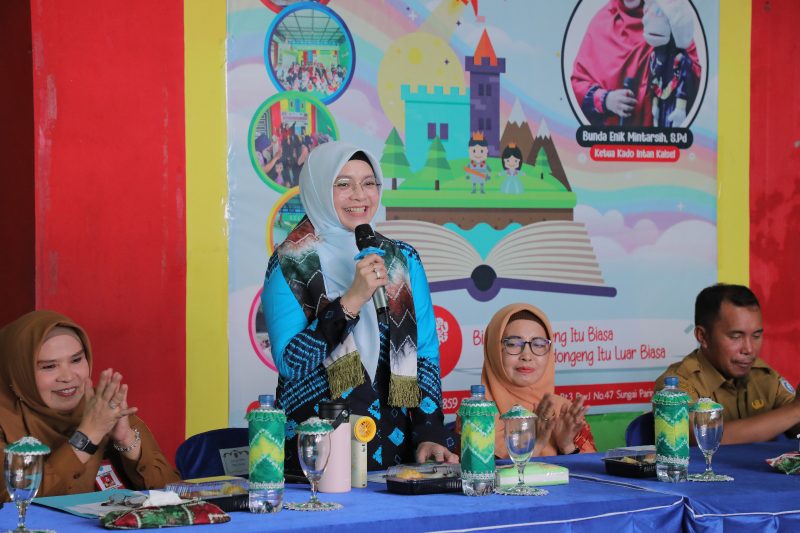 Ketua Badan Kerja Sama Organisasi Wanita (BKOW) Provinsi Kalimantan Selatan, drg. Hj. Ellyana Trisya Hasnuryadi, saat menyampaikan sambutan pembukaan sosialisasi dan penguatan Kampung Keluarga Berkualitas. (Foto: Istimewa)